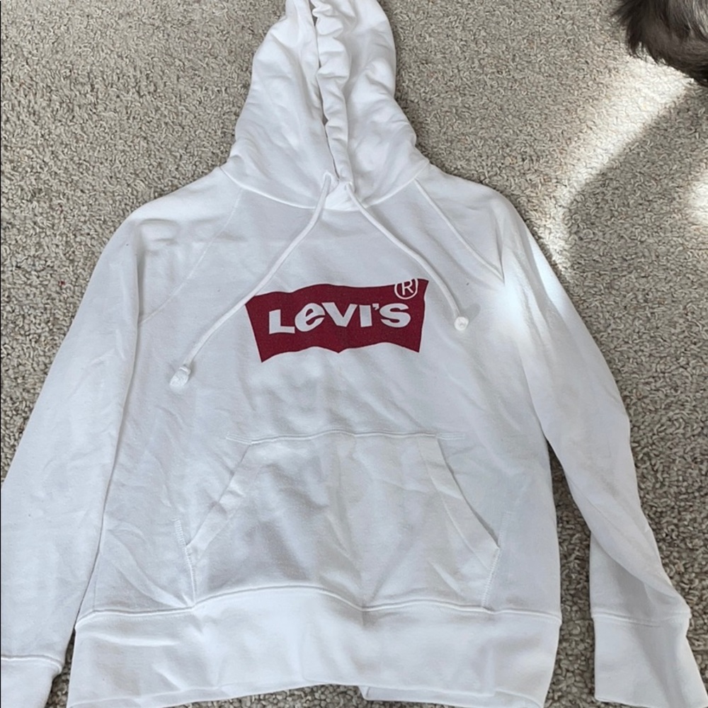 White Levi’s sweatshirt
